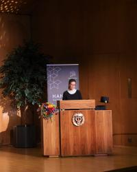 Jennie Sumelius talar på installationsceremonin 2023
