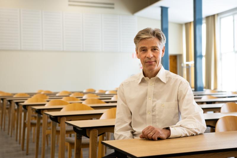 Rektor Ingmar Björkman sitter i en föreläsningssal på Hanken