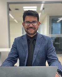 Mekhail Mustak vid sin dator