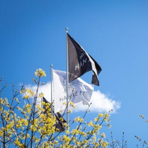 Hankens flaggor vajar högt