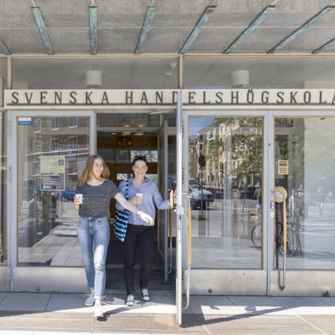 Två studenter går ut från dörren