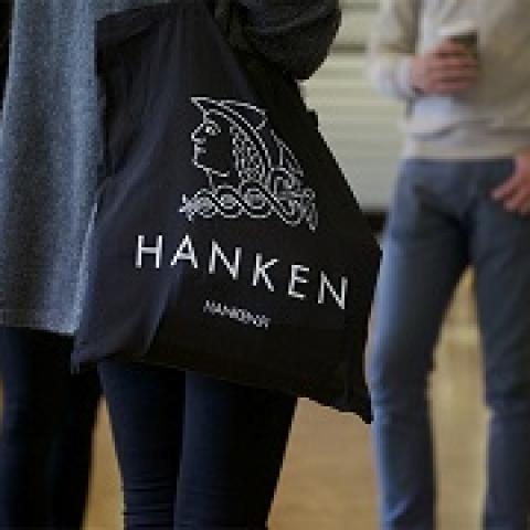 Studenter med Hankenväska