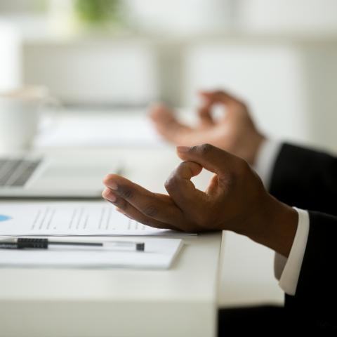 En mans händer i meditationsställning. 