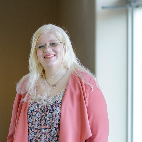 Lobna Hassan står vid fönstret i Hankens korridor.