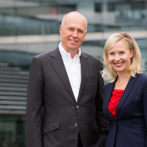 Professors Suvi Nenonen and Kaj Storbacka standing in front of a building