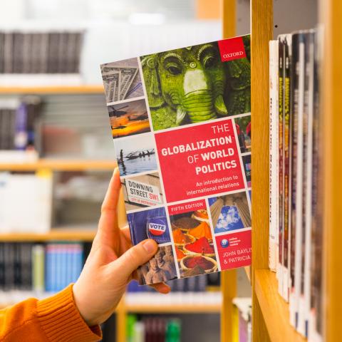 Biblioteket bok från hyllan