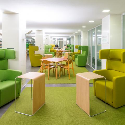 Biblioteket studiesalen gröna fåtöljer