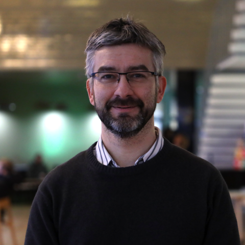 Wojciech Piotrowicz står i Foajén.