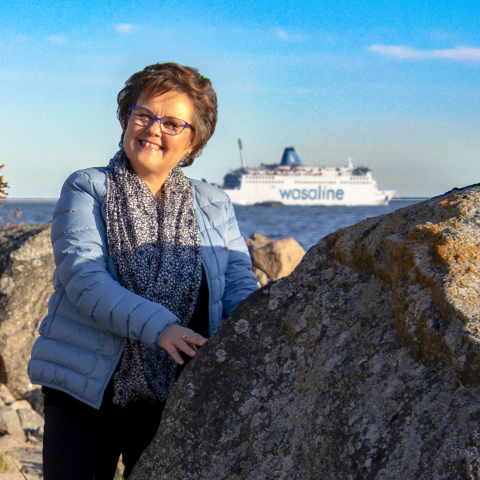 Marit Nilsson-Väre står vid Kvarken med havet i bakgrunden.