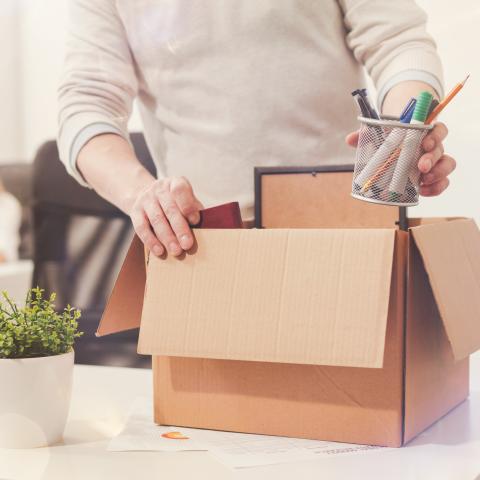 Person packar ihop sina saker