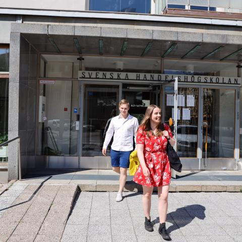Hanken students in front of the main building