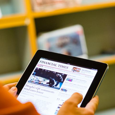 Händer som håller i en Ipad