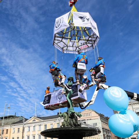 SHS lägger studentmössa på Havis Amanda
