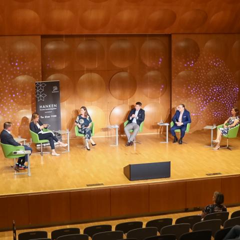 Panelen diskuterar om innovation