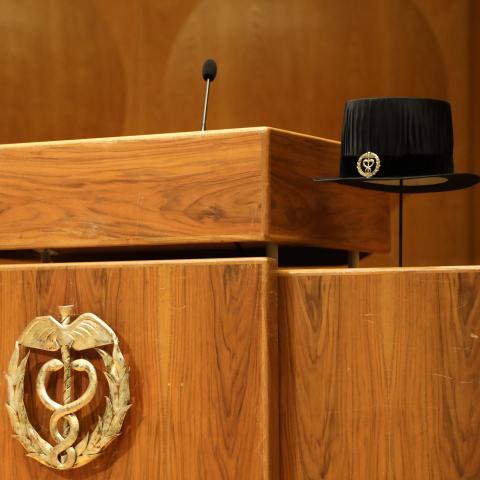 Blommor och doktorshatt