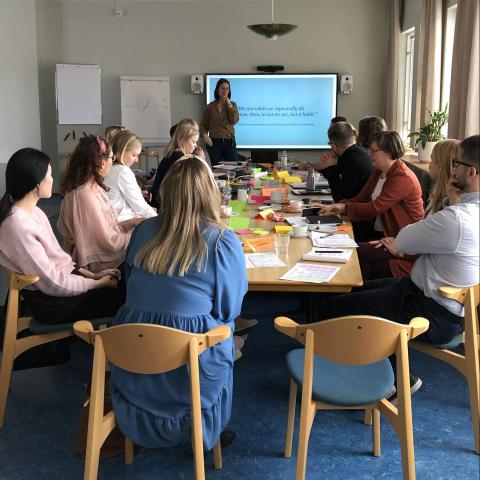 Coaching-session med många människor kring ett bord