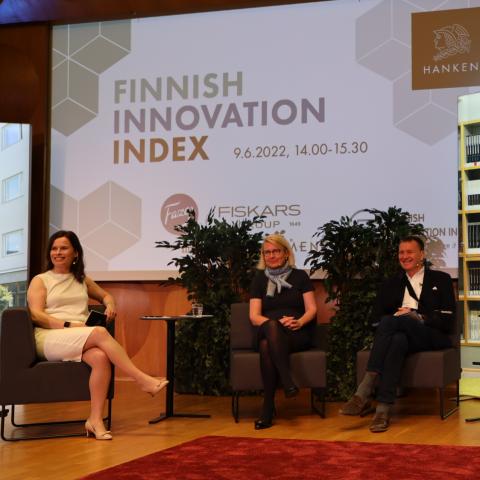 Paneldeltagare på scenen under Finnish Innovation Index 2022
