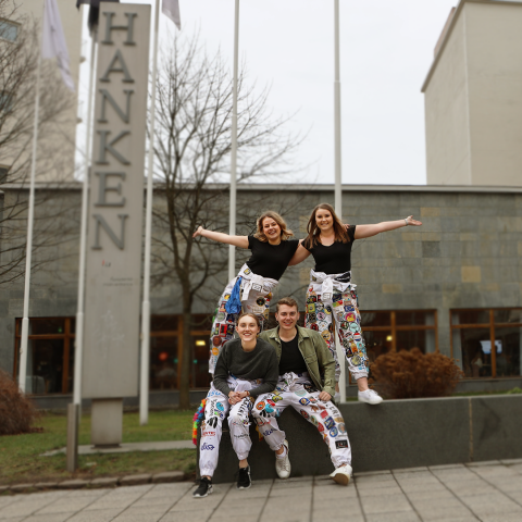 Glada studenter i halare vid Hanken