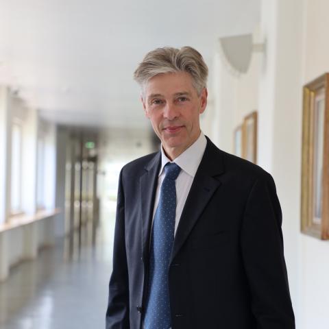 Rektor Ingmar Björkman i Hankens korridor