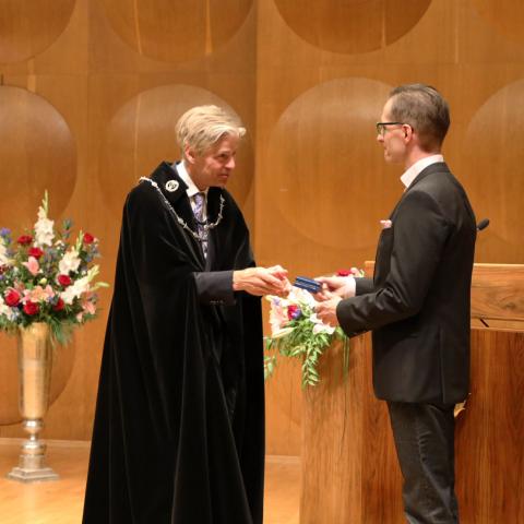 Ingmar Björkman överrräcker medalj till Jan Antell