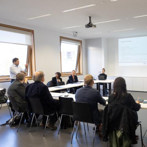 Personer i ett mötesrum