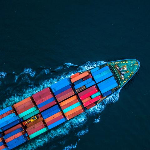 Fartyg som kör med full frakt fotat uppifrån