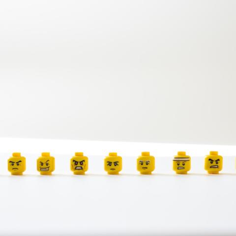 Legogubbar som beskriver olika känslor