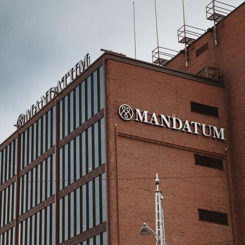Fasaden av Mandatums huvudkontor i Helsingfors
