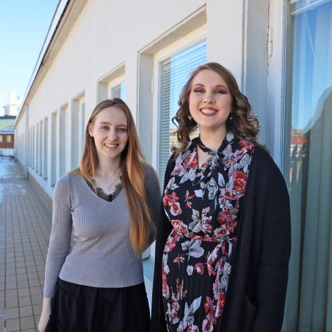 Hankenstudenterna Elisabet Haapakoski och Anita Ratilainen på Hankens balkong.