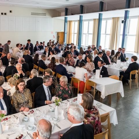 Människor samlade till en middag på Hanken