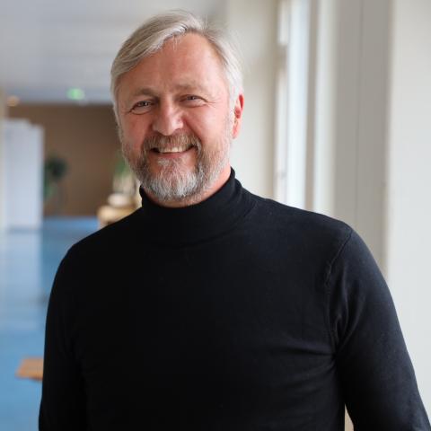 Porträttbild av Kaj Rönnlund i Hankens korridorer.