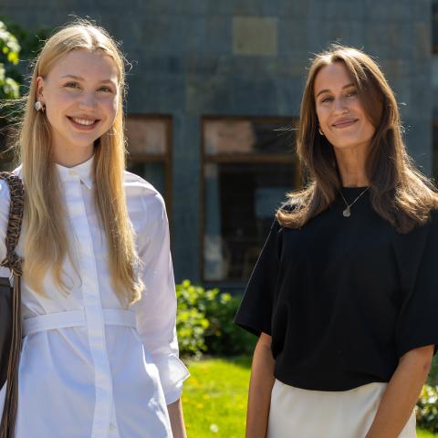 Aileen Ahlskog och Anna Hägerström utanför Hanken.