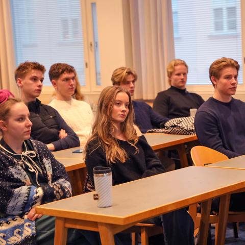 Studerande från Grankulla gymnasium i Hankens föreläsningssal