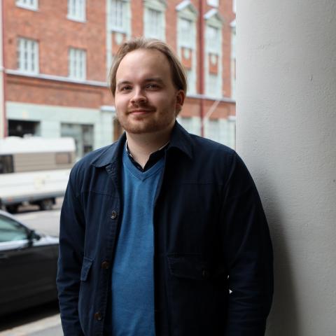 Axel Aarnio standing in the street outside of Hanken.