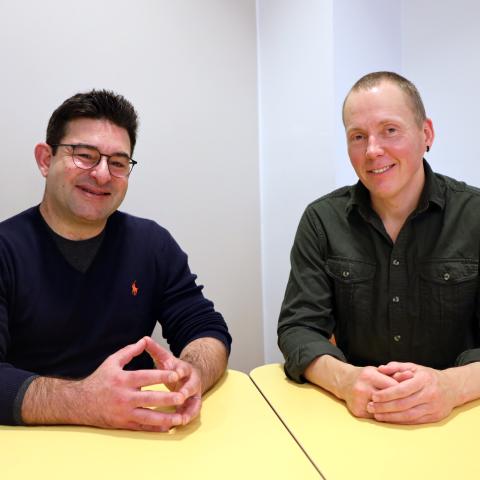 Philippe Saade and Daniil Pokidko sitting at a table at Hanken.