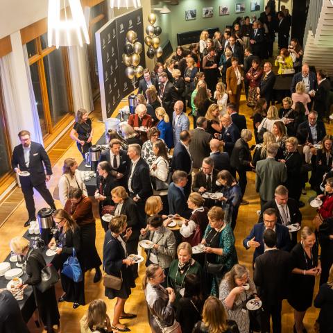 Participants of Hankendagen gathered in the Hanken foyer for a coffee break