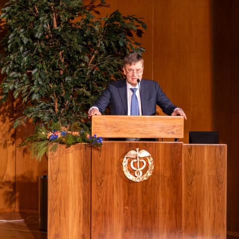 Permanent Secretary Esa Pulkkinen giving a speech on stage in Hanken Assembly Hall