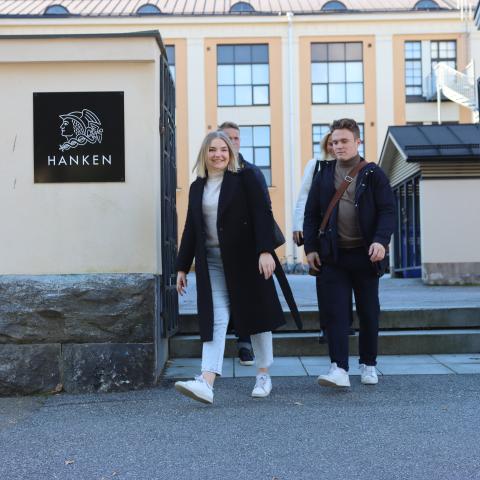 Några studerande lämnar Hanken-byggnaden i Vasa.