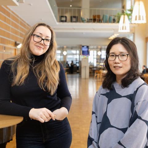Hanken students Katia De La Guardia Westerdahl and Rie Koshida stanind in the Hanken foyer.