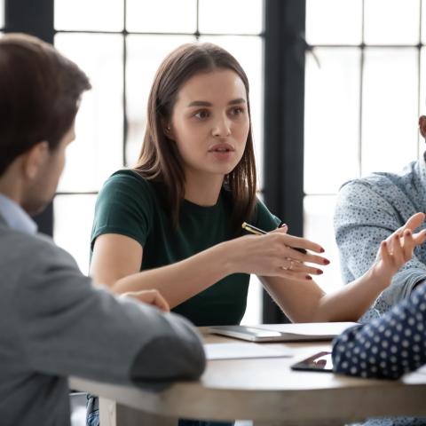 Fyra personer runt ett förhandlingsbord