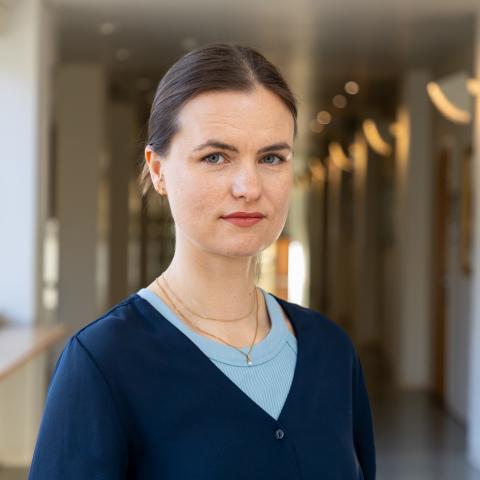 Porträtt av sofia med Hankens korridor i bakgrund 