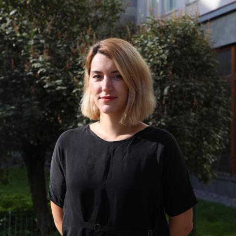 Anna Dziuba framför Hankenbyggnaden och ett träd