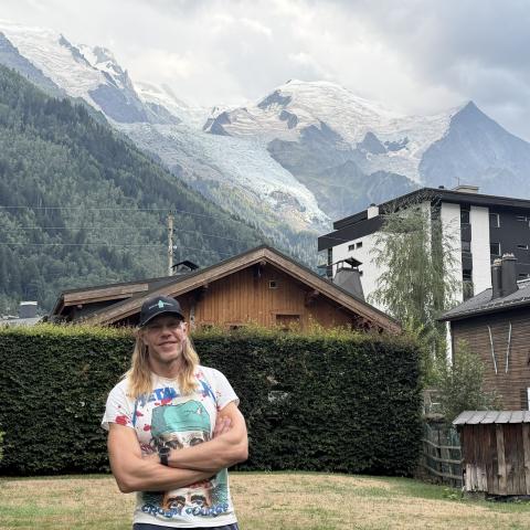 Marcus Räder standing in his yard, looking into the camera.