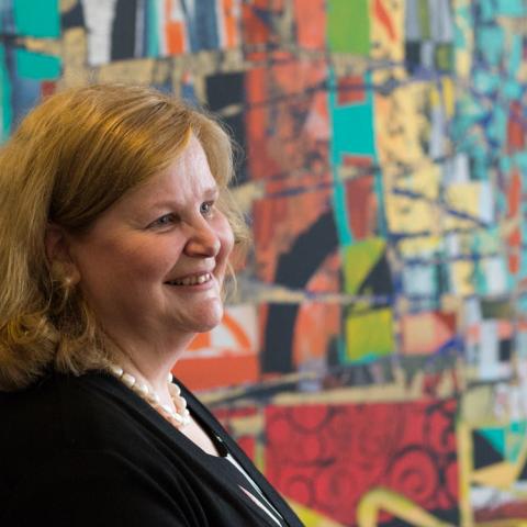 Camilla Wardi och Karen Spens intill ALfred Bomans målning utan titel (2014)..jpg